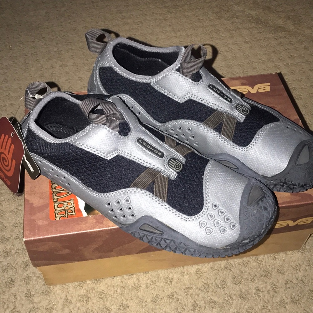 NWT Teva women’s watershoes